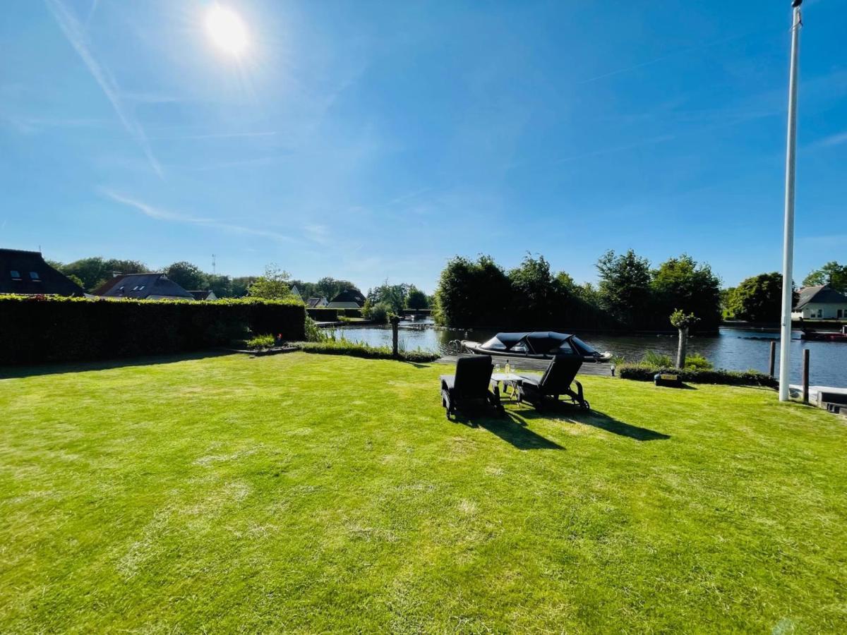 Vakantiehuis Aan Het Water In Friesland Sint Nicolaasga Kültér fotó